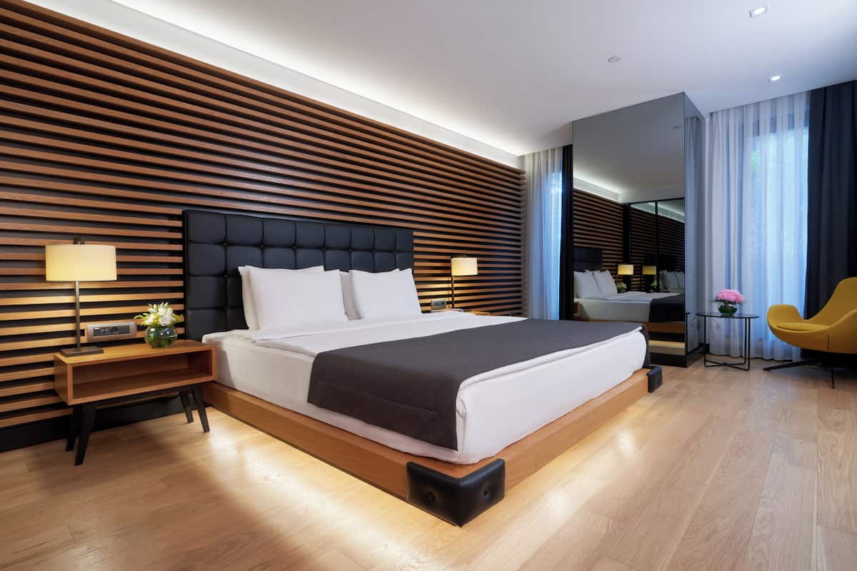 Deluxe Room | Minibar, in-room safe, desk, laptop workspace