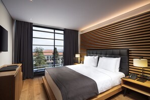 Minibar, in-room safe, desk, laptop workspace - Metropolitan Hotels Bosphorus (Istanbul)