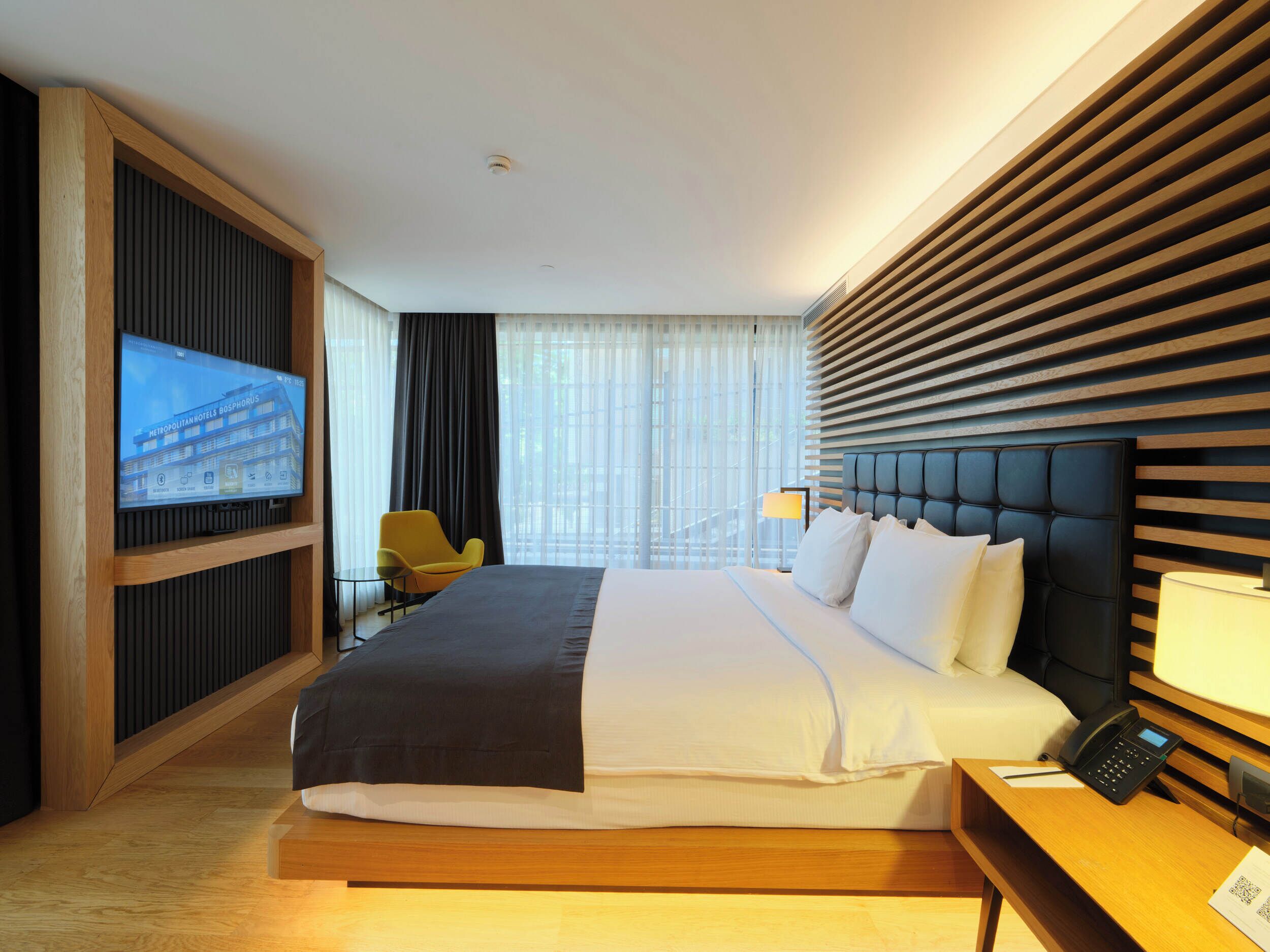 Superior Room | Minibar, in-room safe, desk, laptop workspace