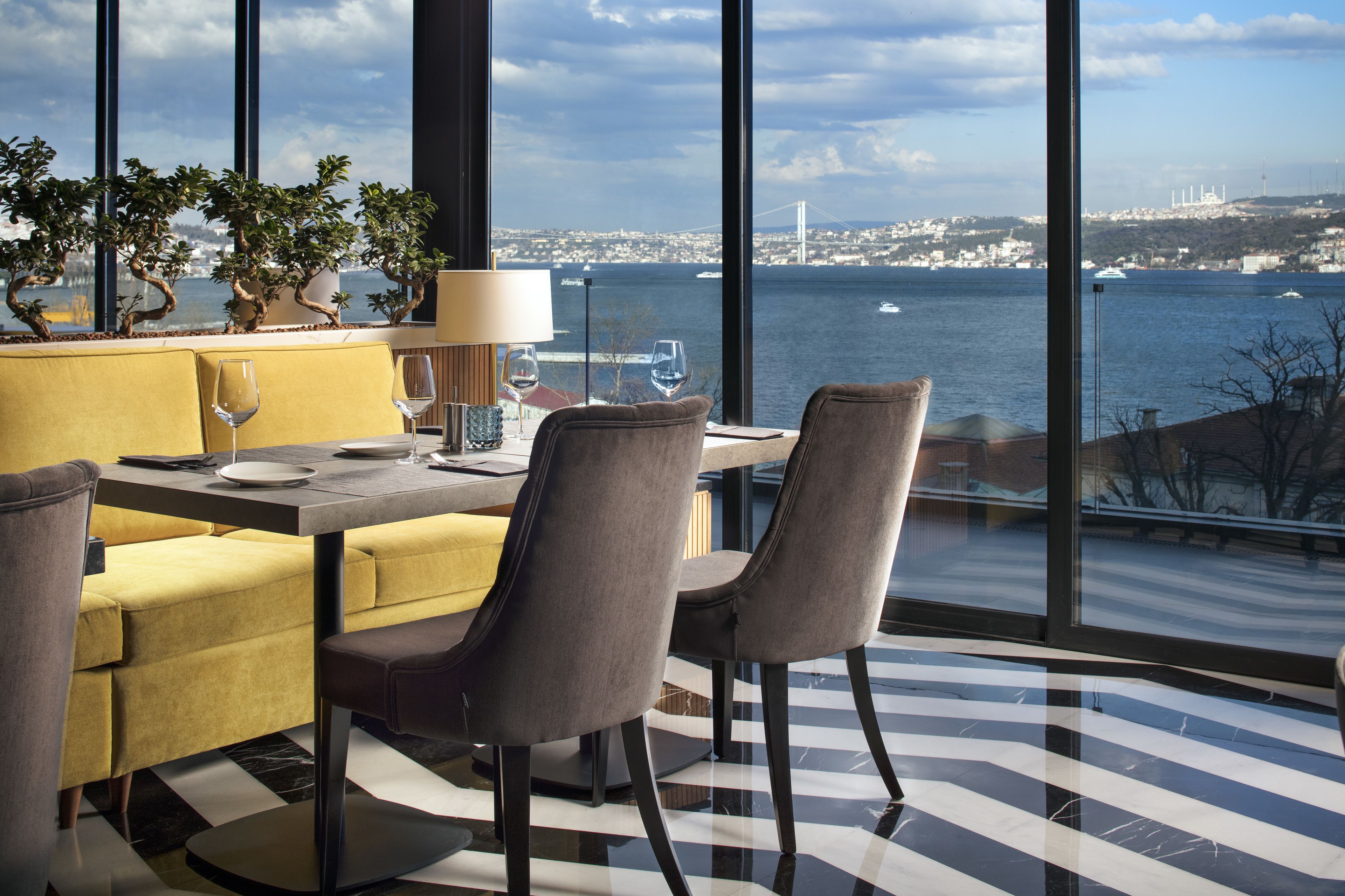 Melayani sarapan dan makan siang dengan sajian masakan internasional