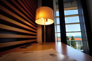 Quarto duplo luxo, vista para o mar | Frigobar, cofres nos quartos, escrivaninha