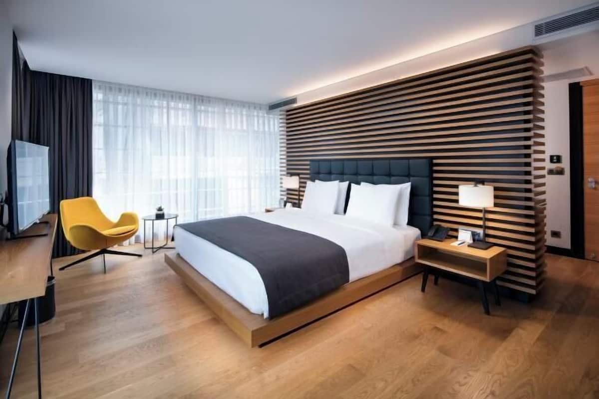 Minibar, Zimmersafe, Schreibtisch, laptopgeeigneter Arbeitsplatz