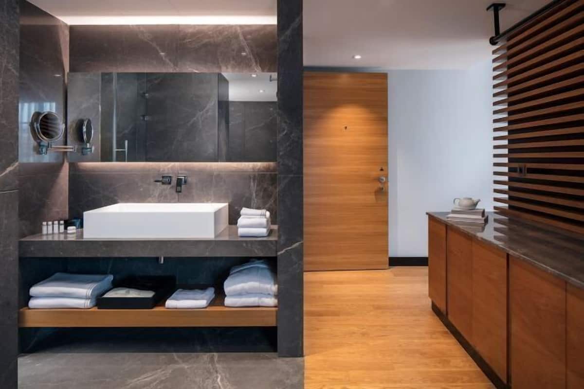 Badezimmer | Dusche, Regendusche, kostenlose Toilettenartikel, Haartrockner