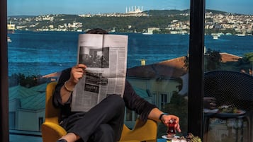 Junior-suite - havudsigt | Minibar, pengeskab på værelset, skrivebord