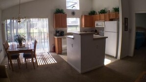 Appartement, plusieurs chambres | Repas dans la chambre