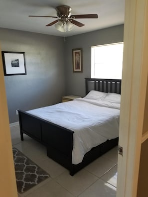 Master Bedroom - Queen Bed - LOCATION! Only 5 mins to Wellington, 4 mins to Turnpike, 18 mins to the BEACH! (Lake Worth)