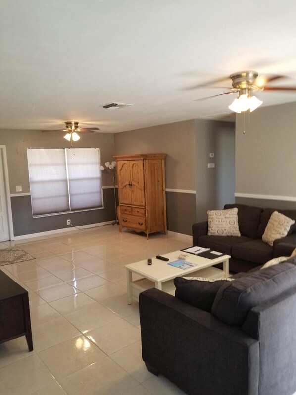 Large Living Room - LOCATION! Only 5 mins to Wellington, 4 mins to Turnpike, 18 mins to the BEACH! (Lake Worth)