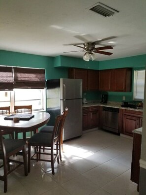 Kitchen - LOCATION! Only 5 mins to Wellington, 4 mins to Turnpike, 18 mins to the BEACH! (Lake Worth)