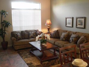 Apartment, Multiple Bedrooms | Living room | DVD player - BD416 (Davenport)