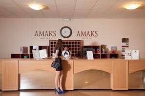 ฝ่ายต้อนรับ