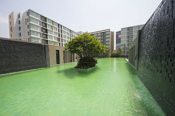 Hồ bơi ngoài trời, dù/ô trên bãi biển/hồ bơi, ghế dài tắm nắng 