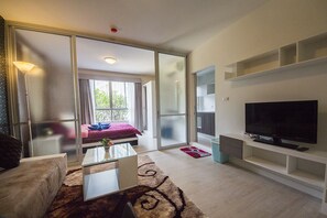 1 Bedroom Condo | Phòng khách | TV LCD 32-inch có truyền hình kỹ thuật số, TV 