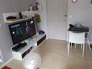 Economy Room | Living area | Flat-screen TV
