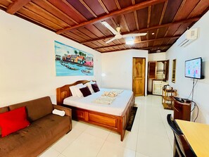 Escritorio, wifi gratis y ropa de cama 