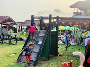 Área de juegos infantiles al aire libre