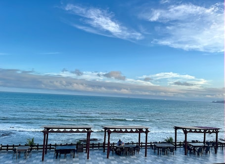 Vista frontal de la propiedad por la tarde o noche