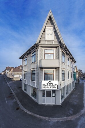 A two-story building with a sign for 'Stavanger Hotel & Cafe'. - Stavanger Lille Hotel (Stavanger)