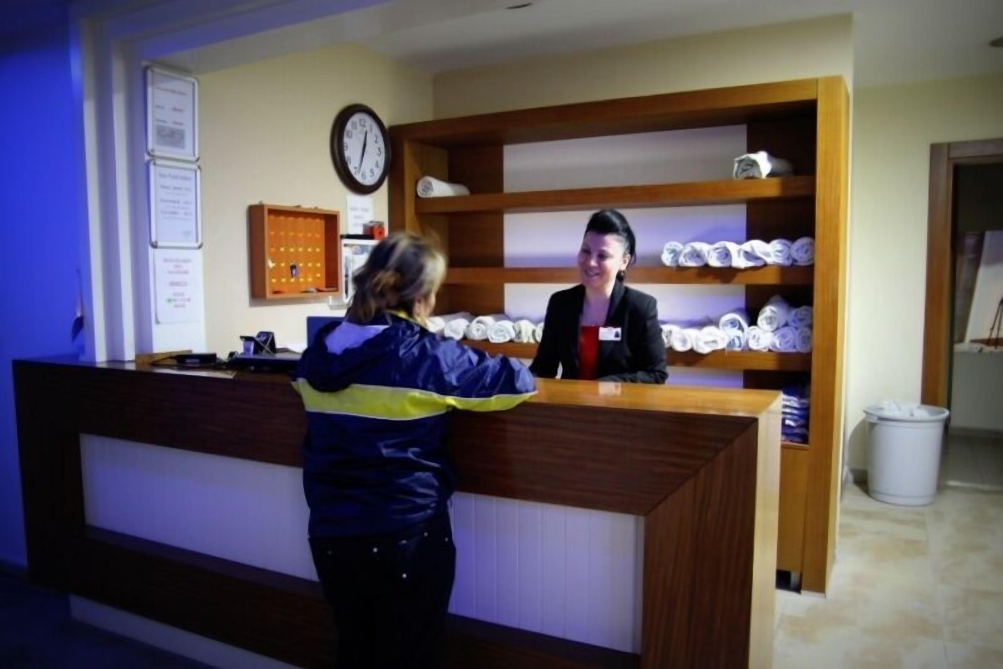 sauna, steam room, turkish bath/hammam