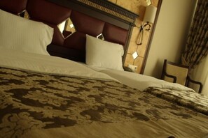 Frigobar, cofres nos quartos, escrivaninha, Wi-Fi de cortesia