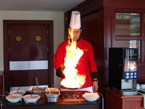 Se sirven desayunos, comidas, cenas y cocina turca