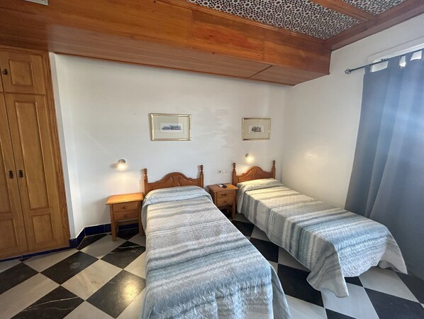 1 غرفة نوم ومكتب وستائر تعتيم ومكواة/لوح كي