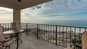 Een balkon met uitzicht op het strand en de oceaan.