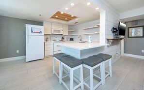 Geladeira, micro-ondas, fogão, lava-louças