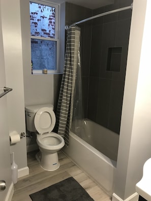 Kombination af bruser/badekar, håndklæder, Toiletpapir