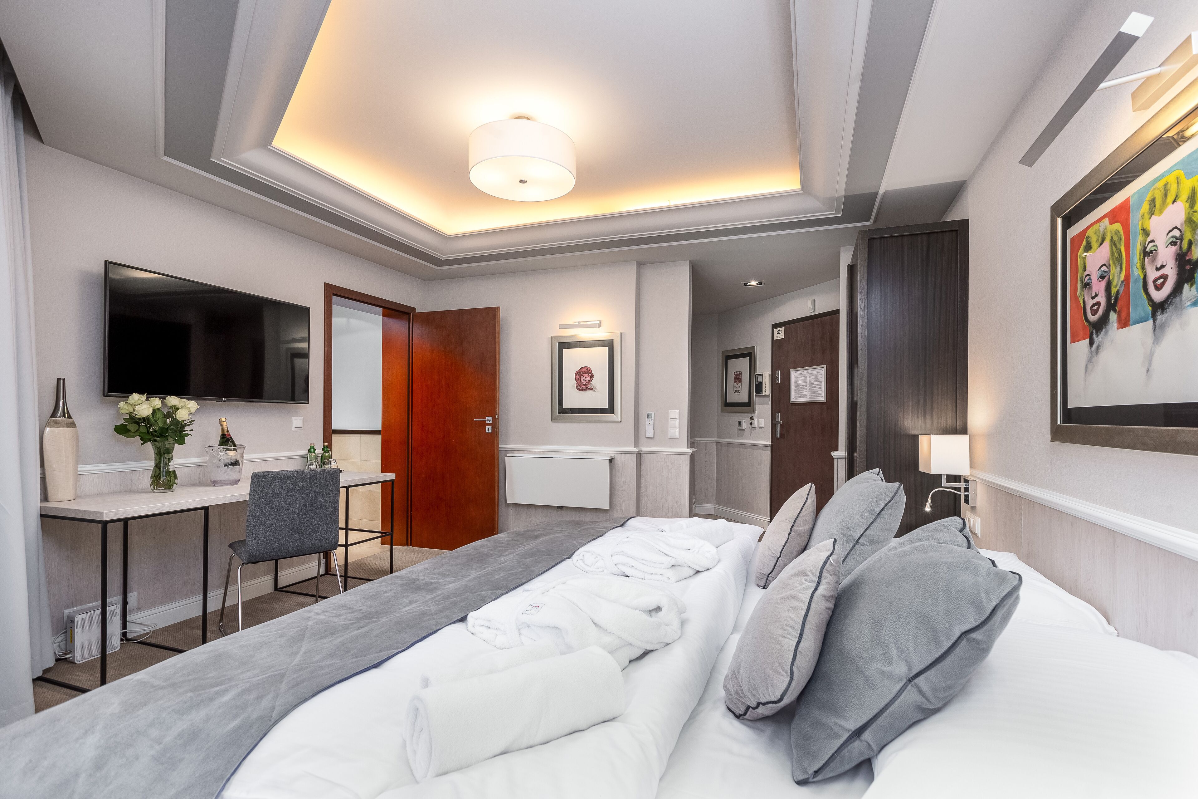 Hochwertige Bettwaren, Zimmersafe, individuell dekoriert