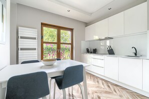 Superior Apartment (Vincent Van Gogh) | Private kitchen | Fridge, stovetop, coffee/tea maker, electric kettle - City Apartments - Apartamenty Butikowe (Koszalin)