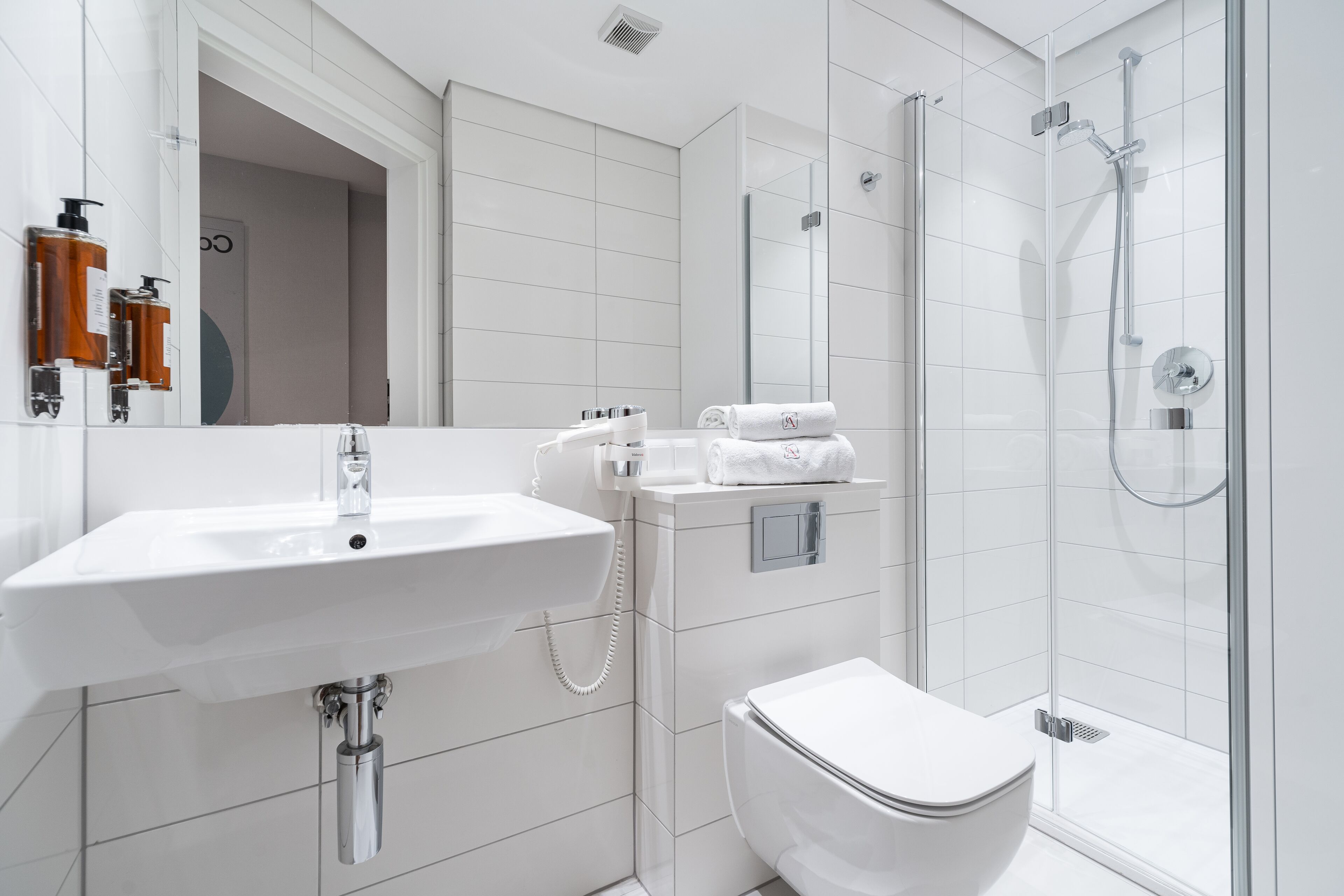 Căn hộ Superior (Vincent Van Gogh) | Phòng tắm | Buồng tắm vòi sen, đồ dùng nhà tắm miễn phí, máy sấy tóc 