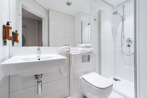 Apartamento superior (Vincent Van Gogh) | Baño | Ducha, artículos de higiene personal gratuitos y secador de pelo