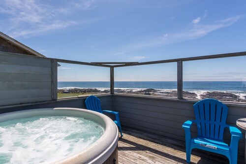Oceanfront Wave Watching with Hot Tub & Walk To Everywhere in Yachats!