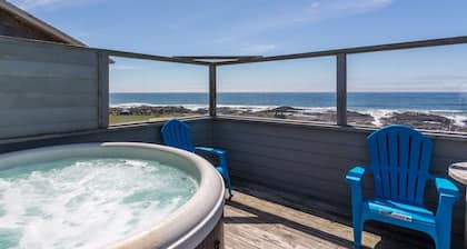 Oceanfront Wave Watching with Hot Tub & Walk To Everywhere in Yachats!