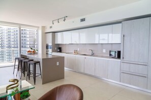 冷蔵庫、電子レンジ、オーブン、コンロ