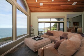 Smart TV, fireplace, DVD player, books - Private, Oceanfront Views, Great WiFi, Timber Cove (Jenner)