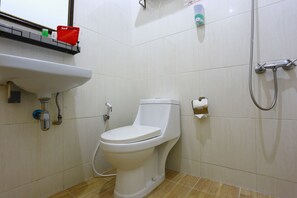 Kamar Double | Kamar mandi | Shower, perlengkapan mandi gratis,  dan handuk