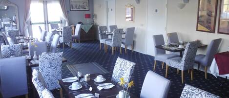 Café da manhã completo diário (GBP 6.95 por pessoa)