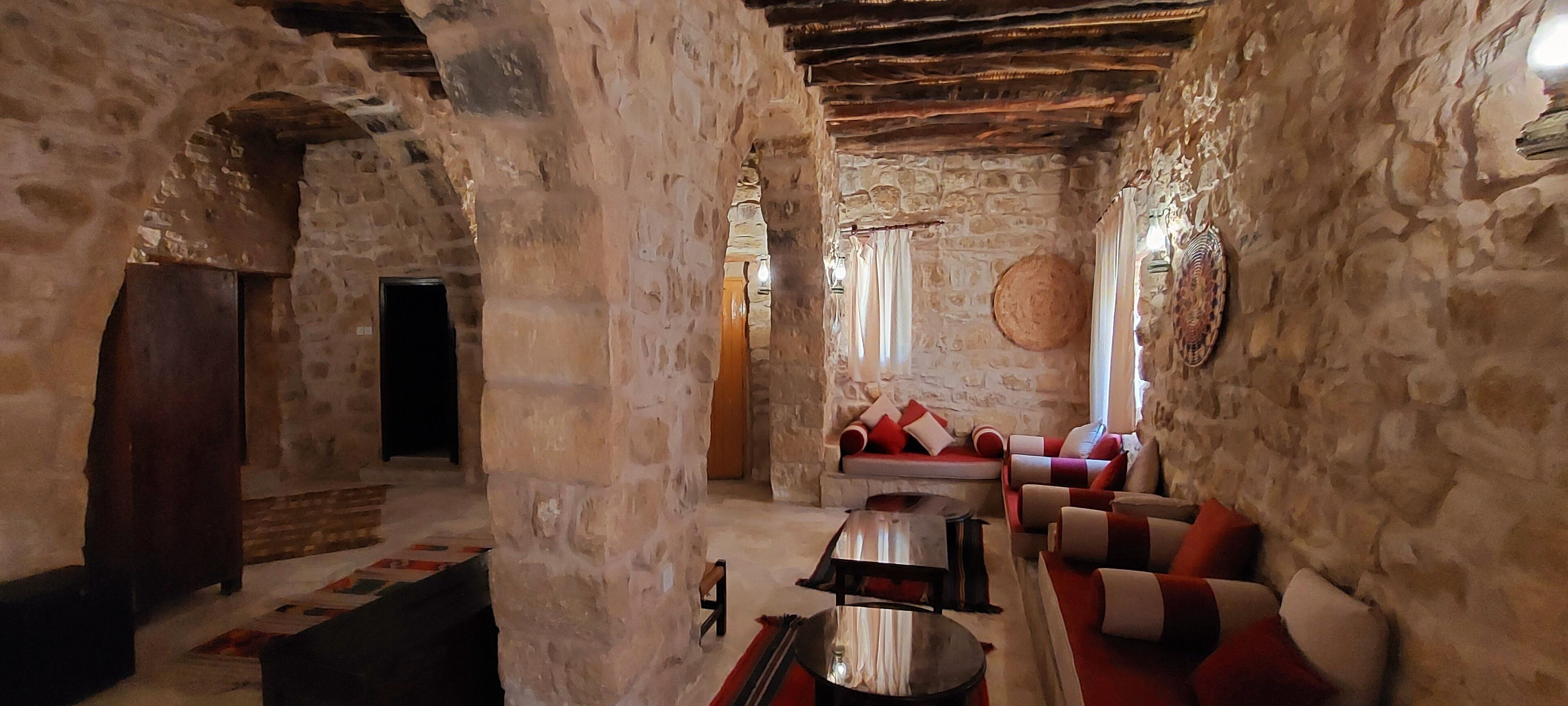 rst- royal suite | living area | flat-screen tv, pay films