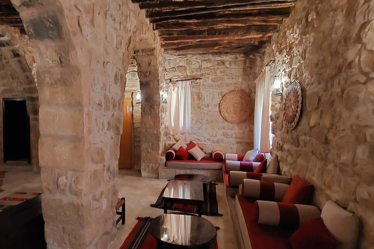 rst- royal suite | living area | flat-screen tv, pay films