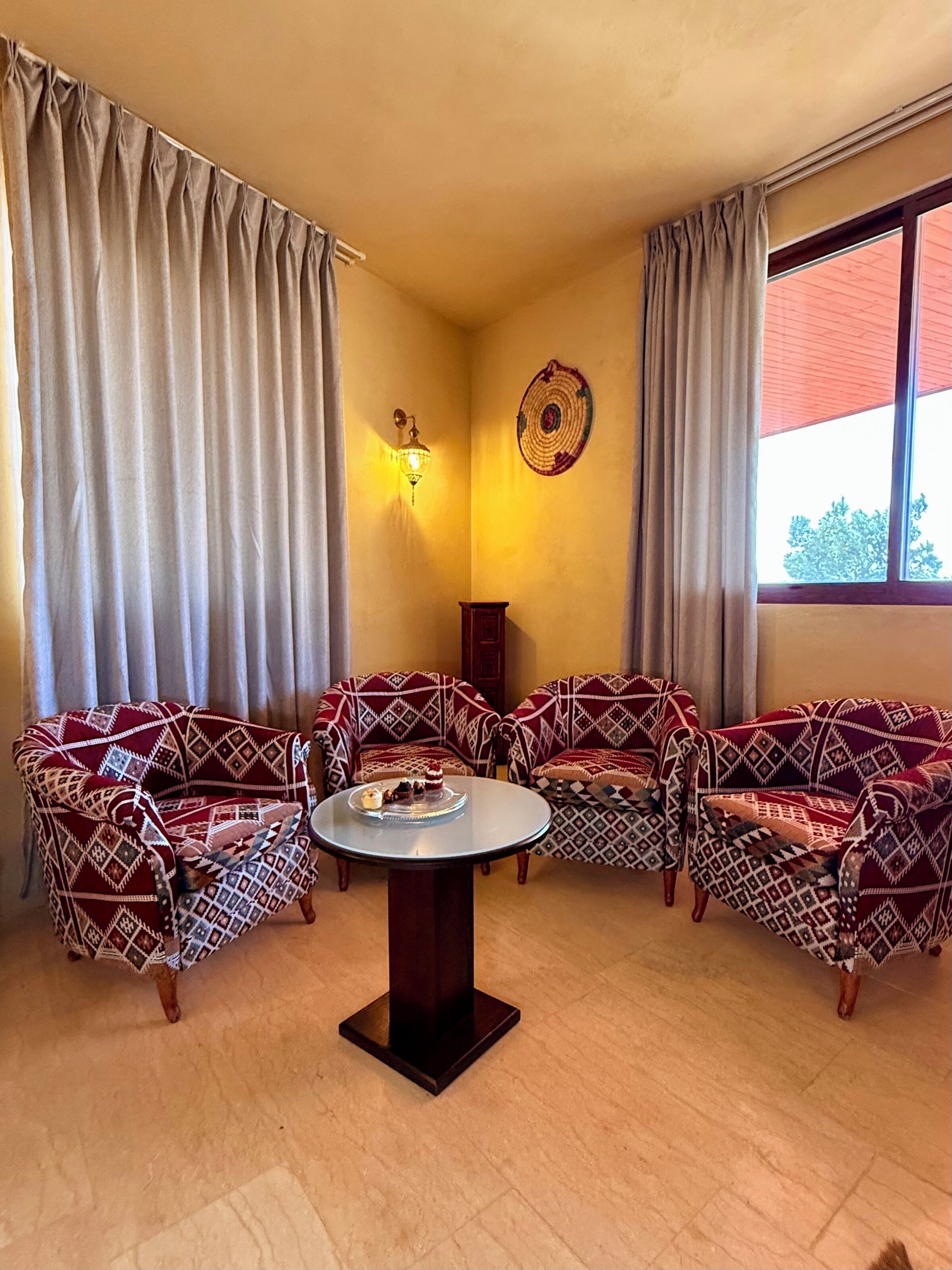 JST- Junior Suite | 起居区 | 平板电视、收费电影、音乐库