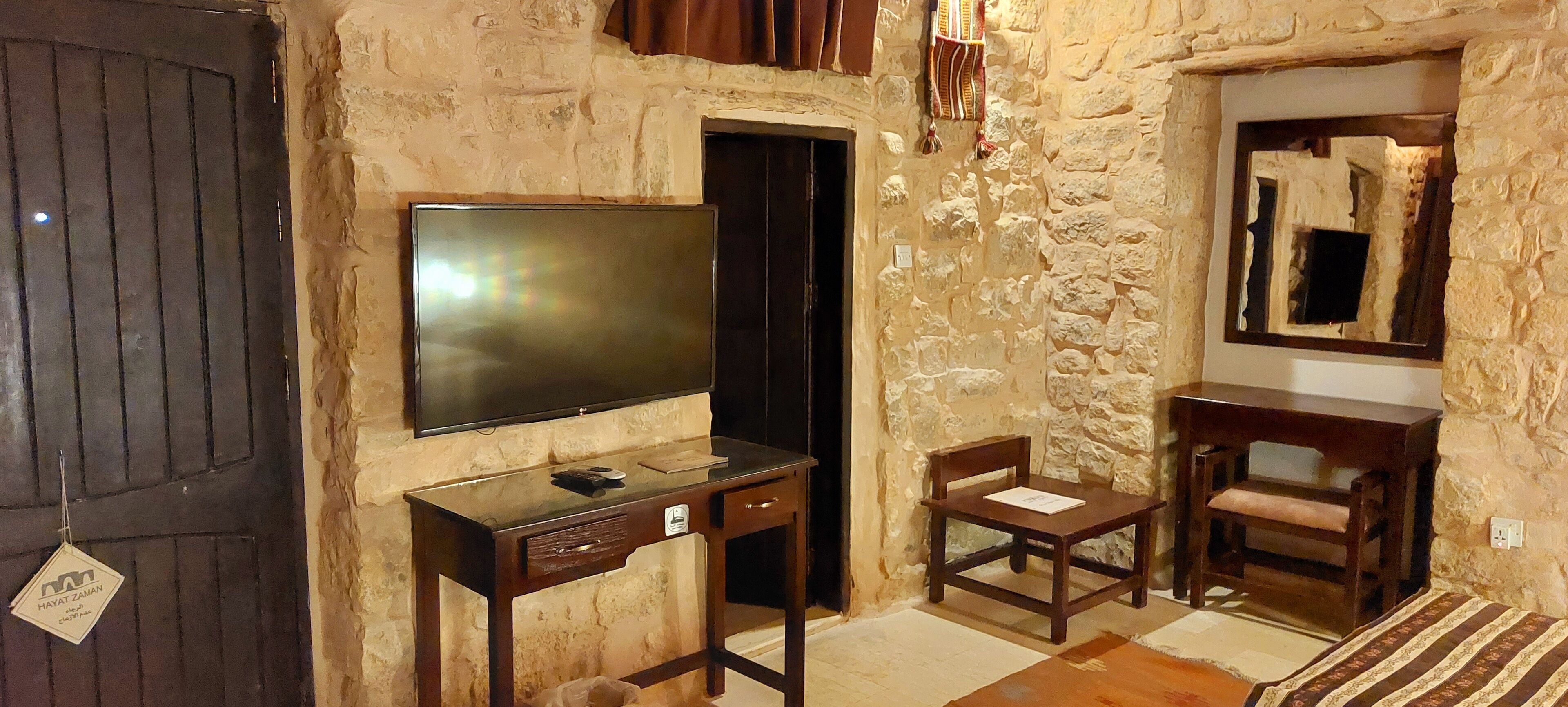 twn- twin room | television