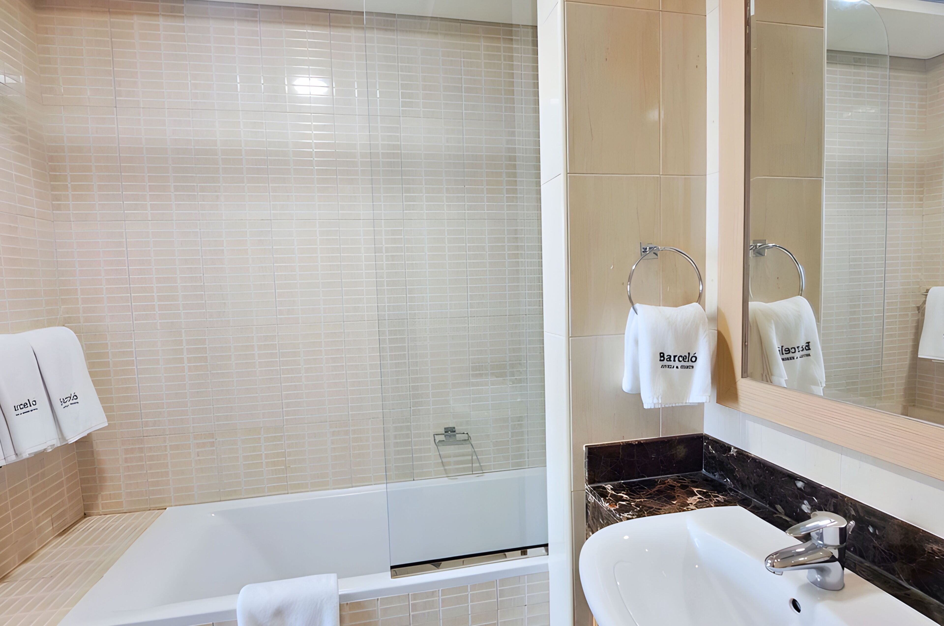 Ein Badezimmer mit Badewanne, Waschbecken und Spiegel.
