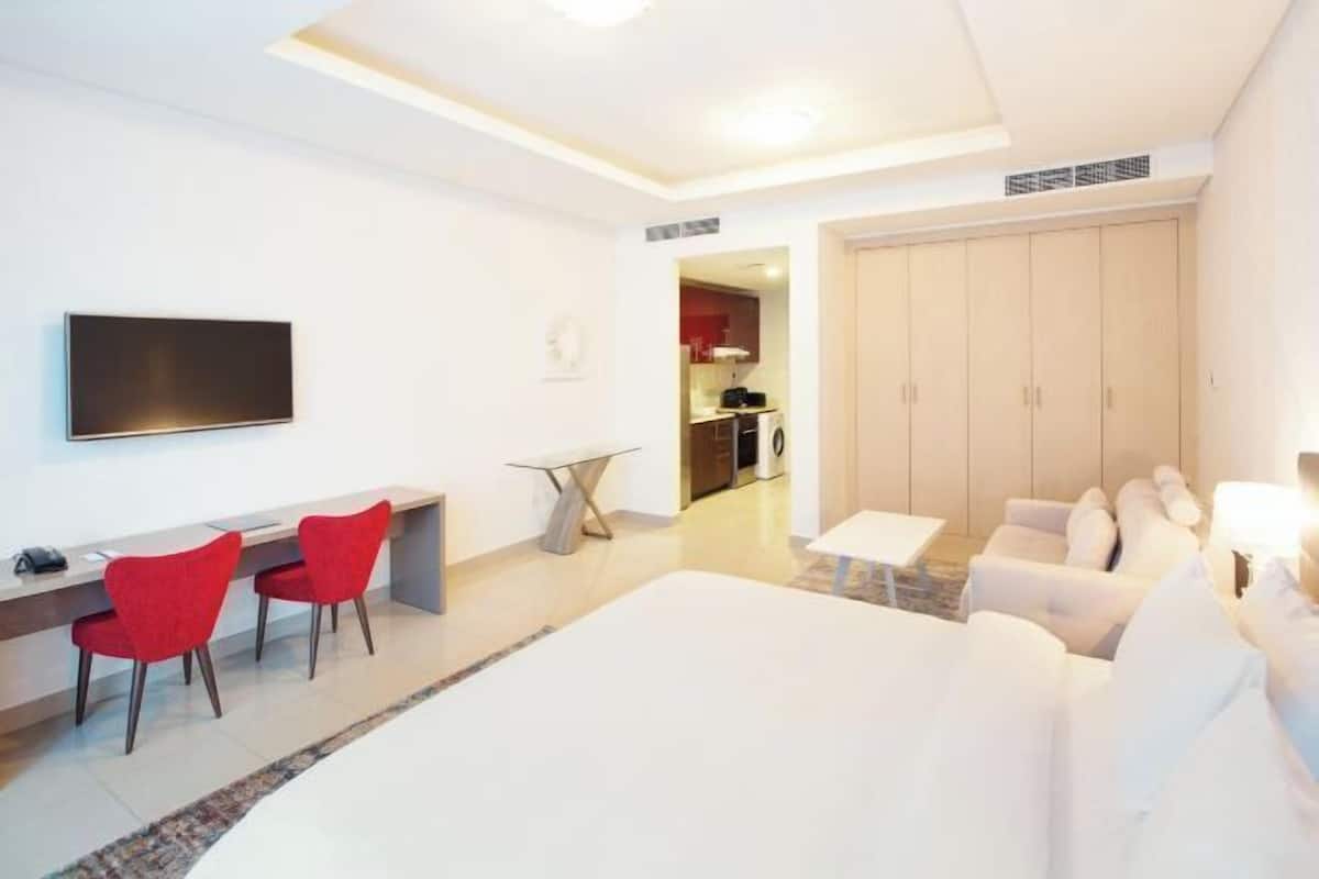 1 bedroom, Egyptian cotton sheets, premium bedding, down duvets