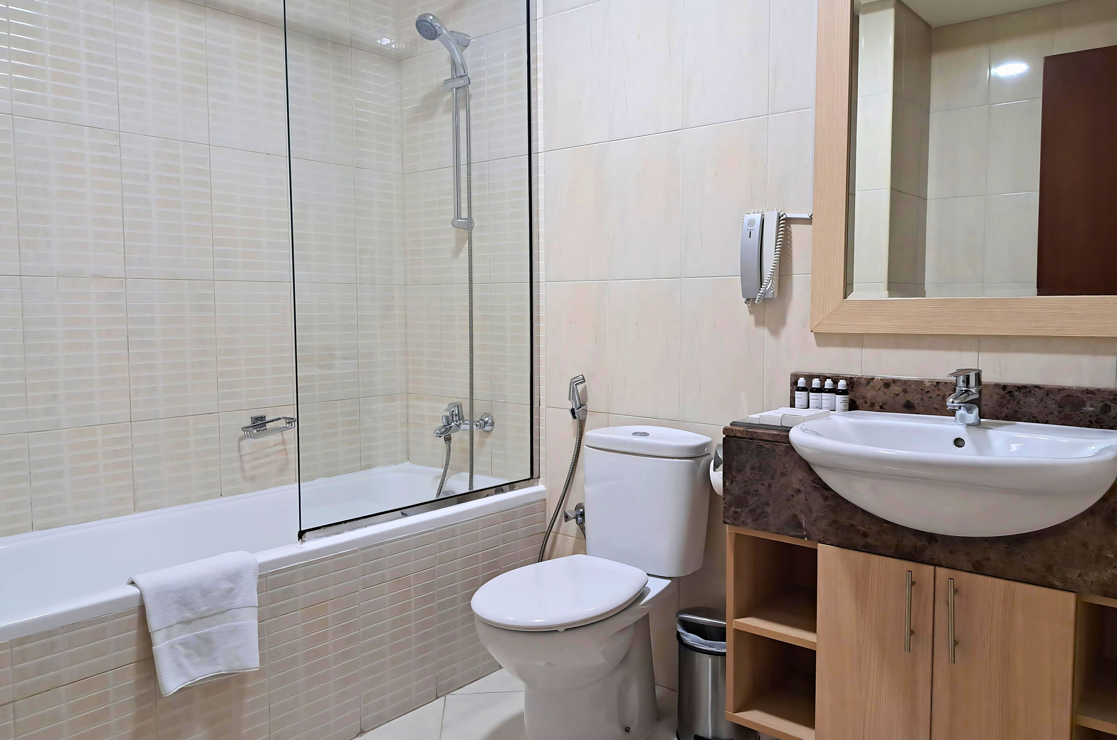 Een badkamer met een bad, toilet en wastafel.