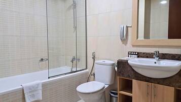 Een badkamer met een bad, toilet en wastafel.