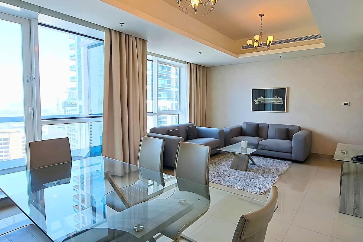 Leilighet – executive, 2 soverom (Sea) | Oppholdsområde | En 55-tommers LCD-TV med digitale kanaler samt TV