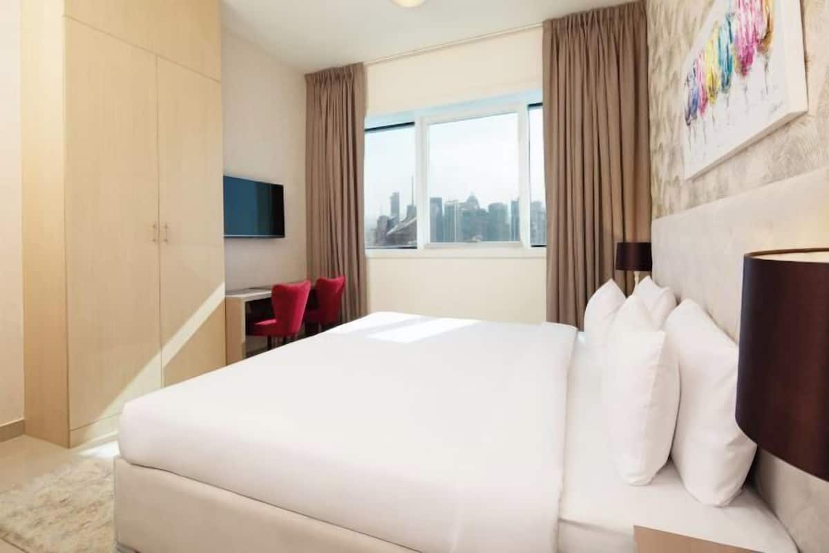 1 bedroom, Egyptian cotton sheets, premium bedding, down duvets