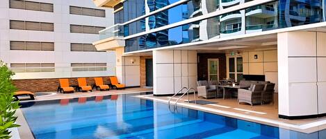 حمّام سباحة خارجي، مقاعد للتشمس، رجال إنقاذ في المنشأة الفندقية