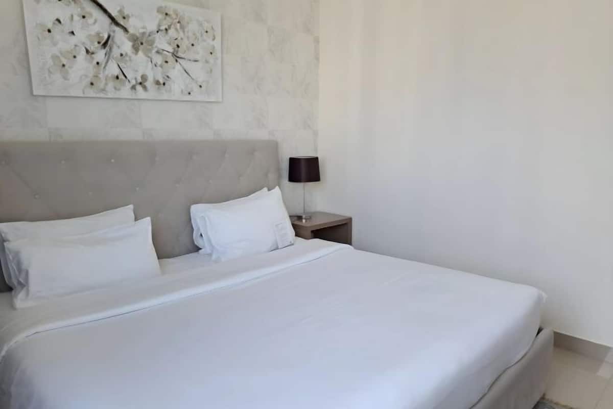 1 bedroom, Egyptian cotton sheets, premium bedding, down duvets